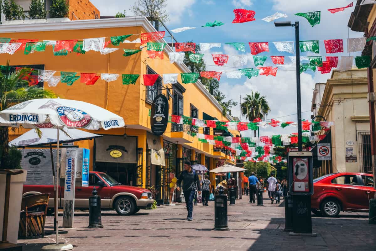 live in mexico street scene